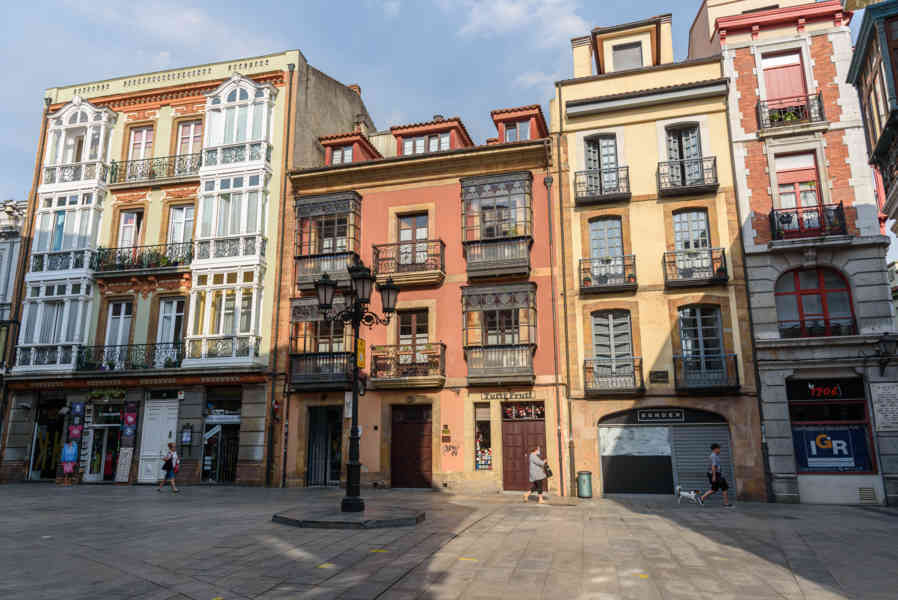 Oviedo 056 - calle Cimadevilla.jpg